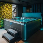 Luxe spa opgesteld in de showroom met moderne uitstraling en uitnodigende sfeer.