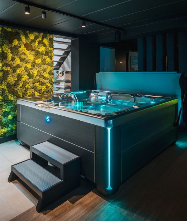 Luxe spa opgesteld in de showroom met moderne uitstraling en uitnodigende sfeer.