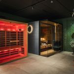 Luxe infraroodcabine en sauna in een stijlvolle wellnessruimte