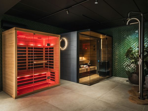 Luxe infraroodcabine en sauna in een stijlvolle wellnessruimte