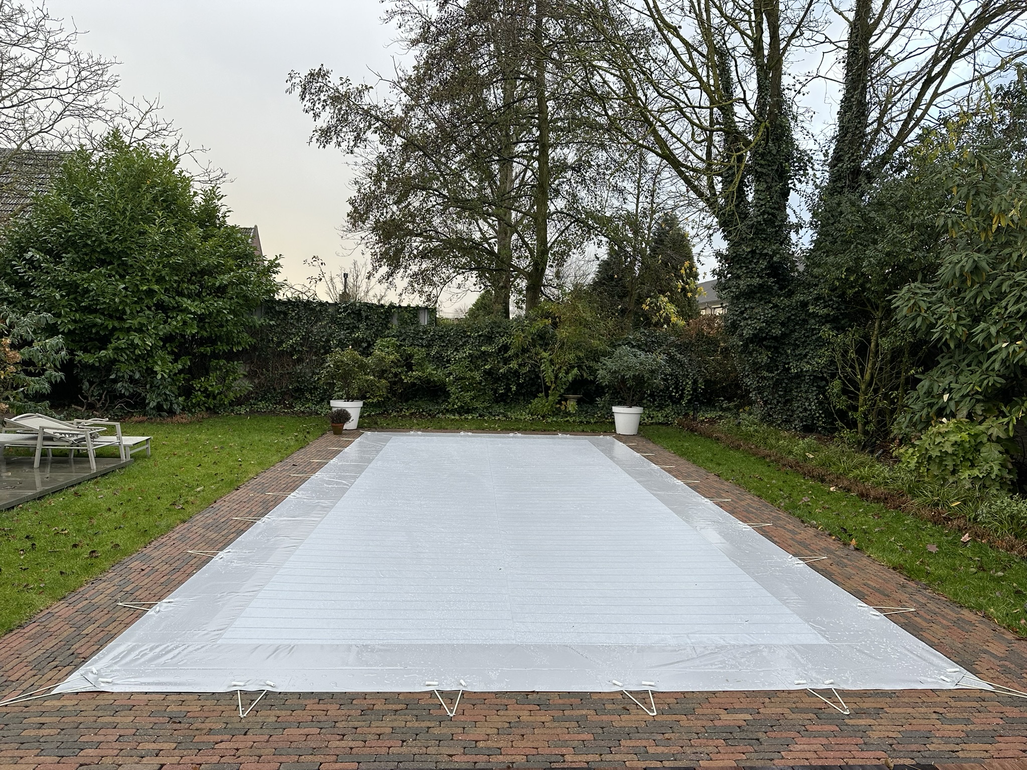Grijs Epervier winterzeil op maat voor een zwembad