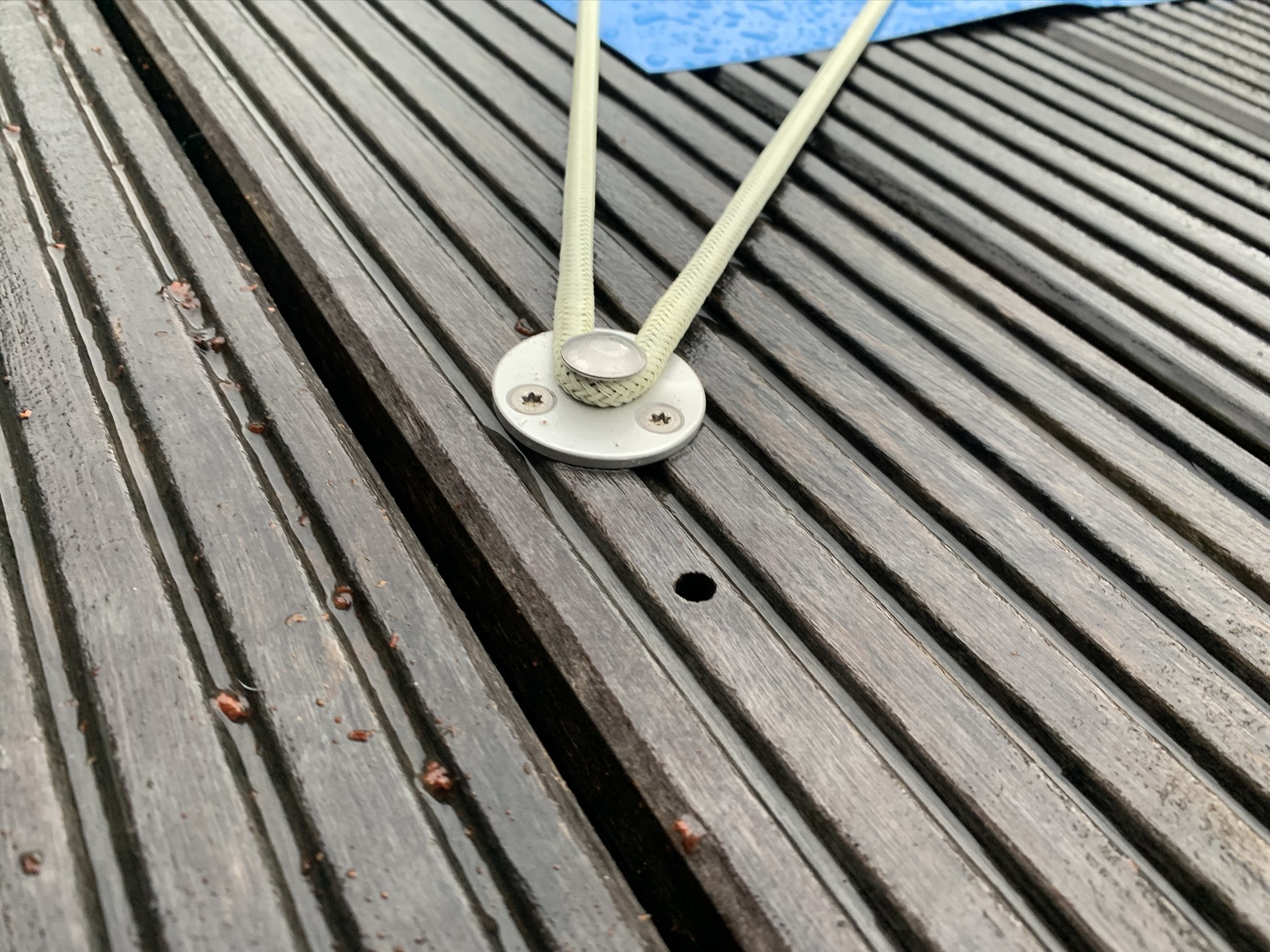 Bevestiging van een grijs Epervier winterzeil met anker