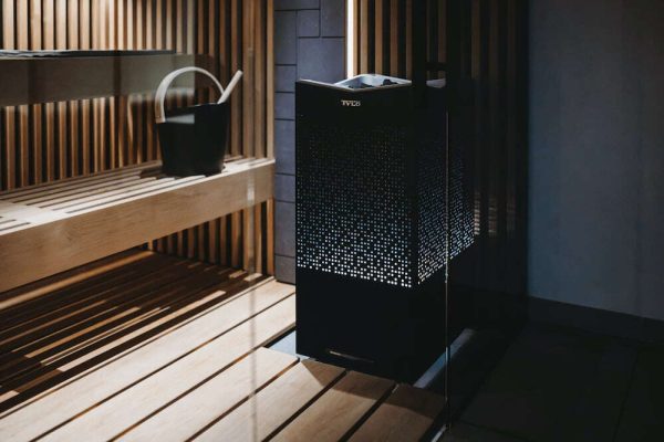 Binnenkant van een Tylö sauna met houten banken en warme verlichting voor een luxe wellnessuitstraling.