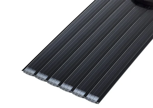 Aquadeck PC lamellenafdekking op een zwembad, gebruikt om het water af te dekken en warmteverlies en vervuiling te beperken.