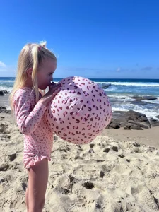 Swim Essentials strandbal op het strand tijdens een zonnig zomermoment aan zee.